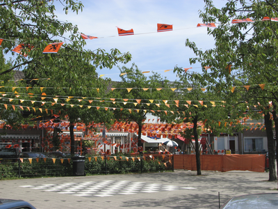 905344 Gezicht op het met oranje vlaggetjes versierde Keerkringplein te Utrecht. De versieringen zijn aangebracht naar ...